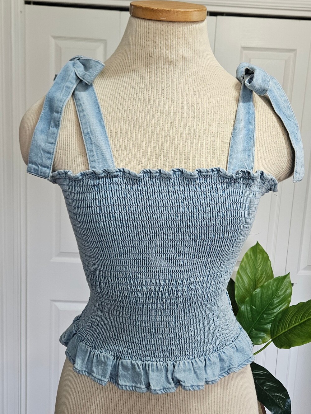 American Eagle Y2K Inspired Cottagecore Coquette Smocked Denim crop Top Size S.l